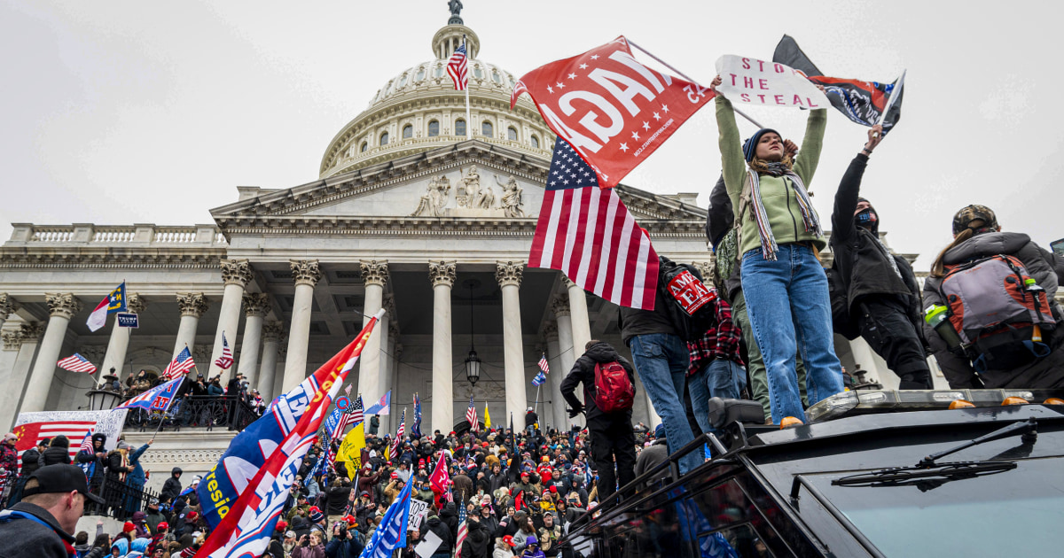 Essas pessoas são alguns dos manifestantes violentos de 6 de janeiro que Trump perdoou