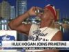 Hulk Hogan brinda à próxima posse de Trump atirando cerveja na Fox depois de ser vaiado por fãs da WWE em Los Angeles