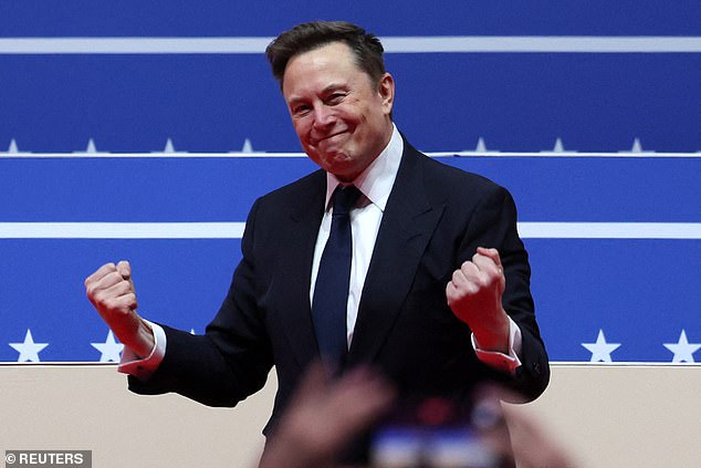 Elon Musk anunciou o primeiro cargo oficial do DOGE quando Trump assumiu o cargo no Salão Oval