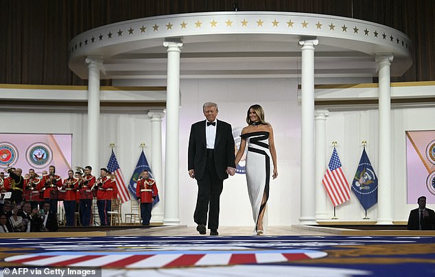 Trump e Melania enlouquecem a multidão com a primeira-dama em um hipnotizante vestido de pernas compridas enquanto o comandante-em-chefe faz o discurso de posse.