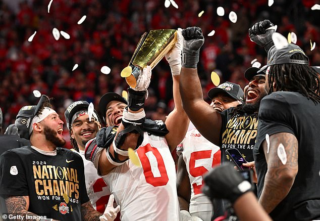 Dave Portnoy dá um veredicto brutal sobre o jogo do campeonato nacional Ohio State-Notre Dame enquanto a audiência da TV aumenta