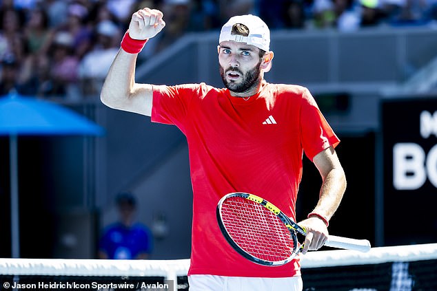 A grande preocupação aumenta quando Novak Djokovic faz uma jogada chocante nos treinos antes do confronto da semifinal – Jacob Fearnley recebe uma oferta surpresa do 24 vezes campeão