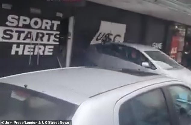 Momento de loucura, o motorista bate no Sports Direct antes de bater em um mini e bater na traseira de um ônibus de dois andares que bate no centro da cidade.