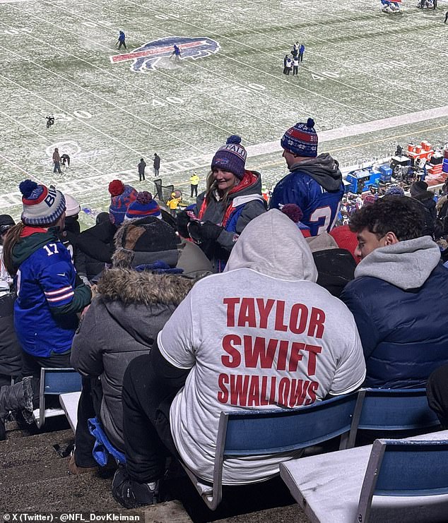 Fã da NFL usa camisa obscena da Taylor Swift no jogo dos playoffs do Ravens-Bills