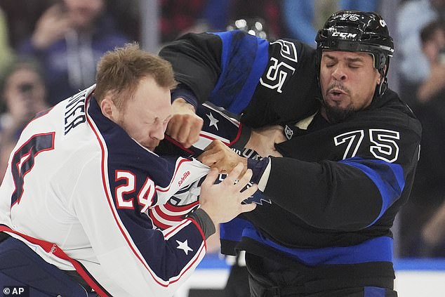 Veja o que os fãs estão chamando de ‘Batalha de Hóquei do Ano’ entre Toronto e Columbus