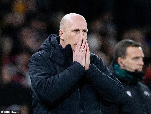 O técnico do Rangers, Philip Clement, orgulhoso do jovem e corajoso time após desgosto tardio em Old Trafford