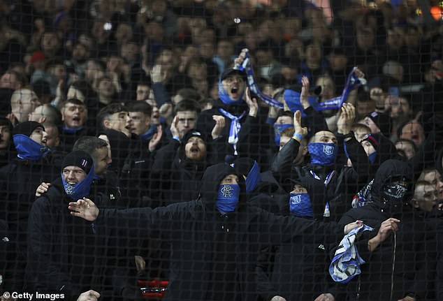 Man United lançará investigação sobre como os torcedores do Rangers conseguiram ingressos para zonas residenciais em Old Trafford e promete ‘sanções mais fortes possíveis’