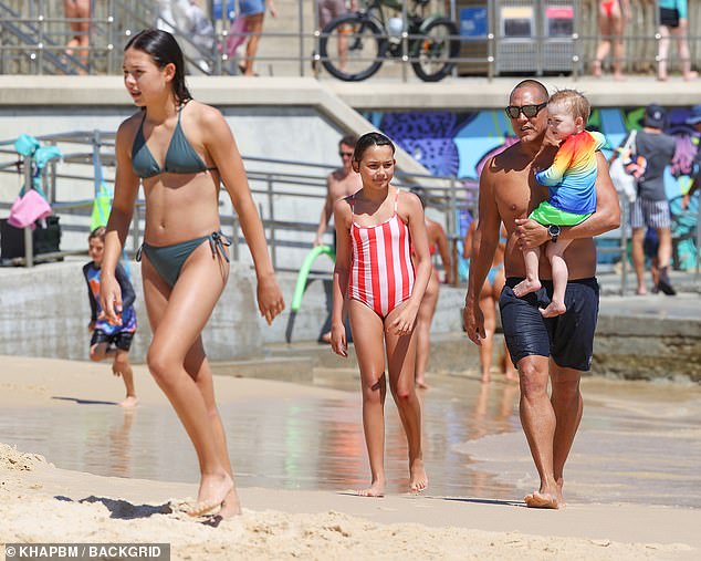 Great Geoff Hugil de nadar com seus filhos, Bondie Beach cortou uma figura muito apta em raros surtos públicos