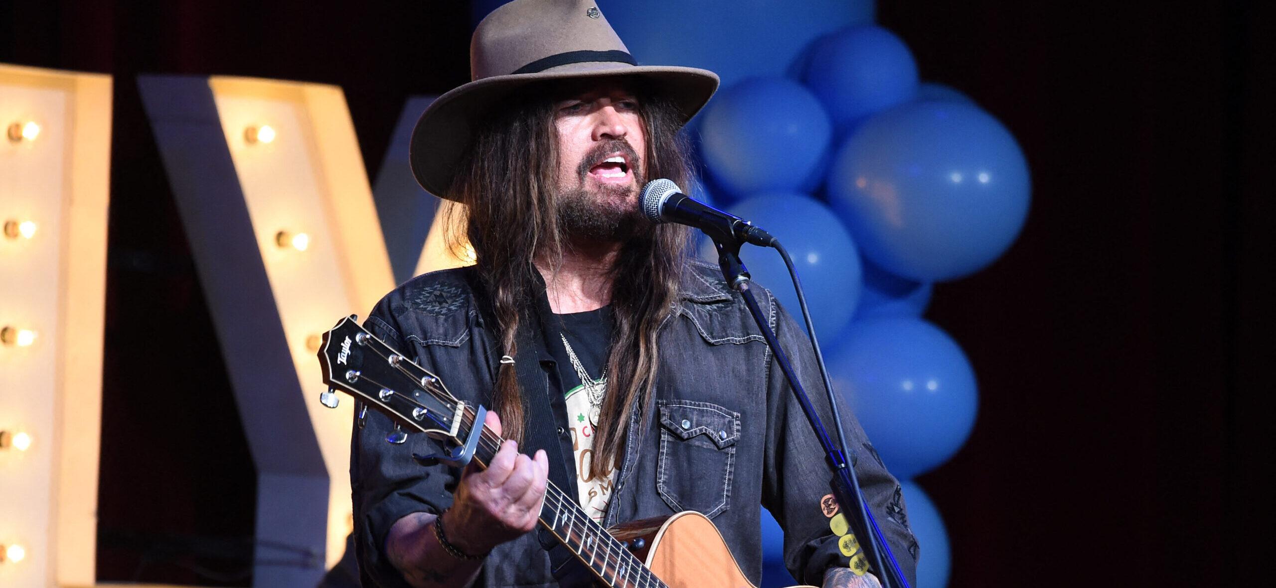 Billy Ray Cyrus quebrou o silêncio em sua apresentação inaugural